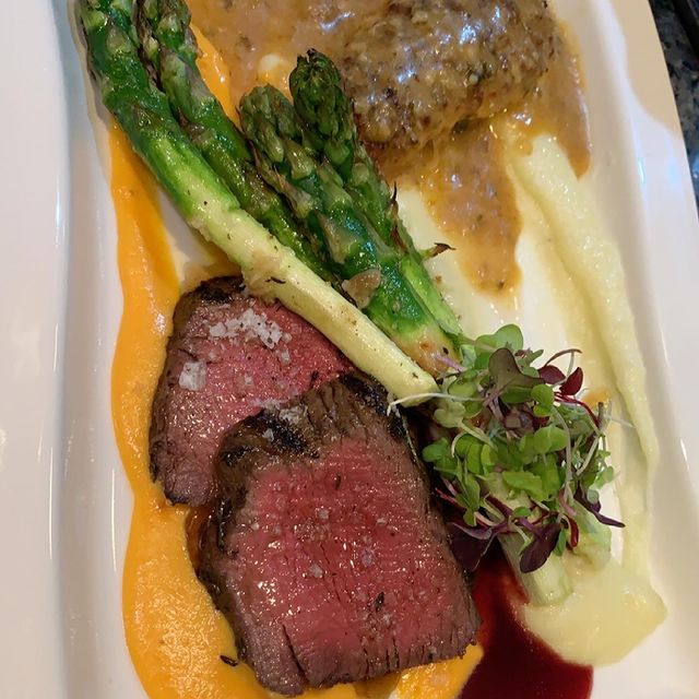 Filet mignon with creamed spinach
